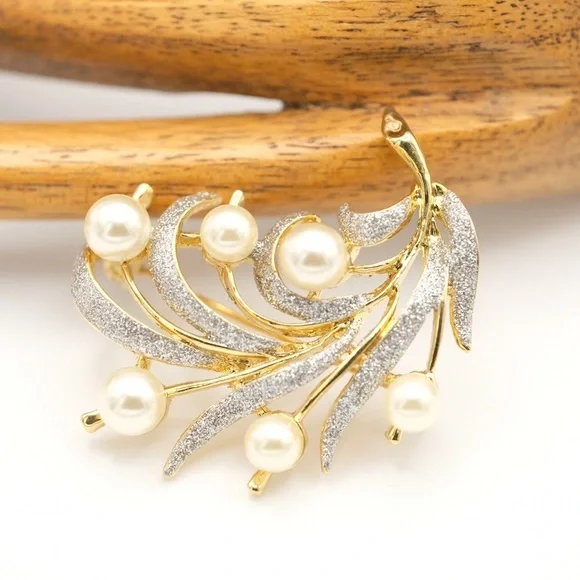 Vintage unmarked Faux Pearl and goldtone Rhinestone Pin Brooch BEAUTIFUL - Picture 8 of 14